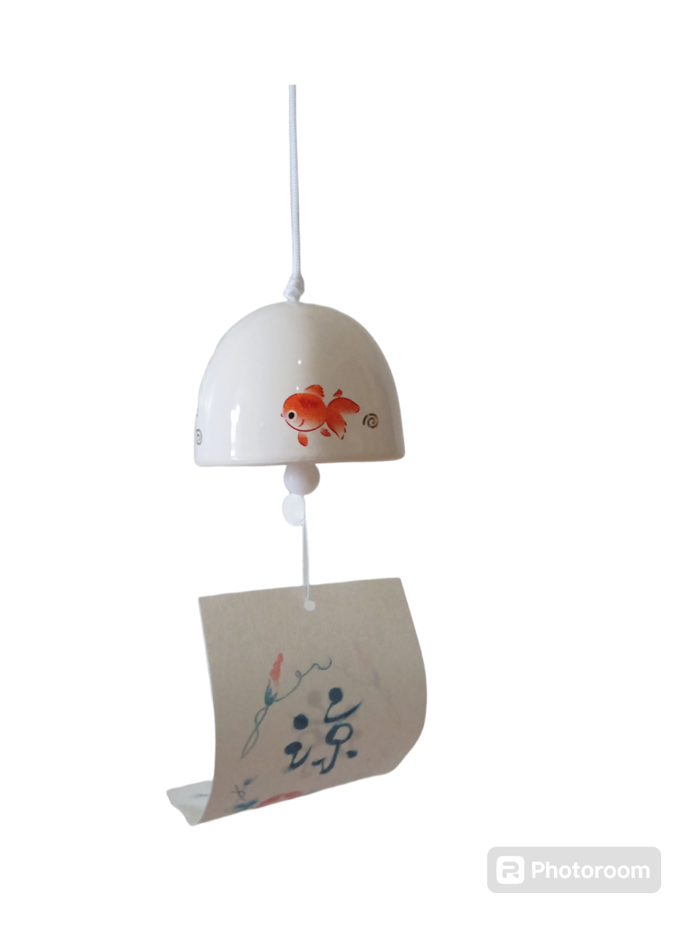 La parola furin significa campanella al vento, costruito a mano in ceramica o vetro, con sotto un cartoncino che mosso dal vento la fa suonare e sul quale uno può scrivere un desiderio, una poesia o una preghiera. Solitamente in Giappone sono posizionati sotto i tetti d'estate  per poter suonare con il vento. Decorativi e significativi i furin arrivano da una bellissima tradizione giapponese.