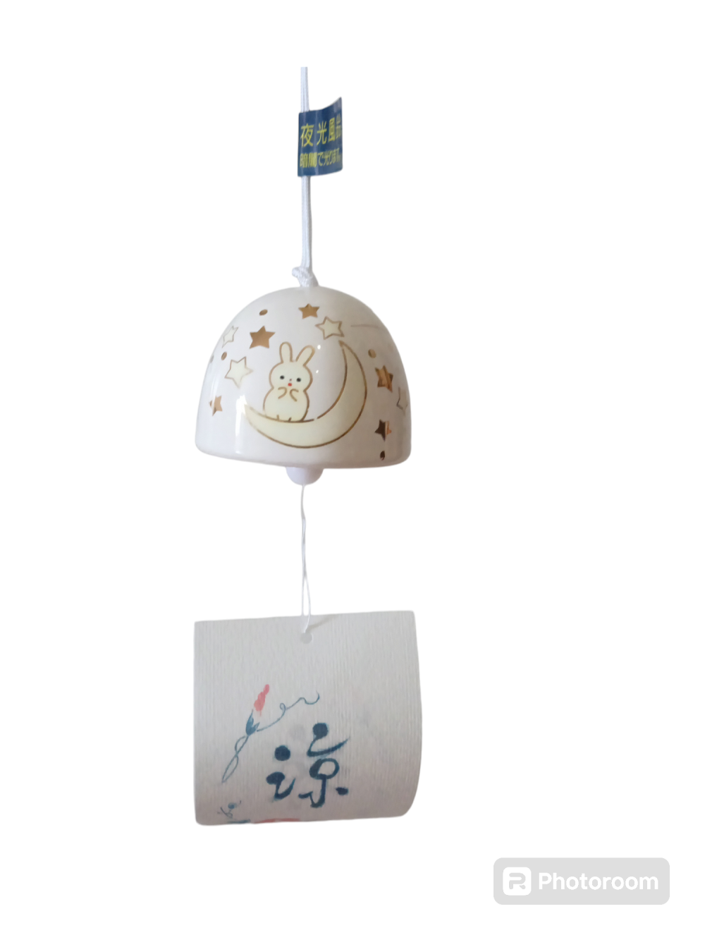 La parola furin significa campanella al vento, costruito a mano in ceramica o vetro, con sotto un cartoncino che mosso dal vento la fa suonare e sul quale uno può scrivere un desiderio, una poesia o una preghiera. Solitamente in Giappone sono posizionati sotto i tetti d'estate  per poter suonare con il vento. Decorativi e significativi i furin arrivano da una bellissima tradizione giapponese.