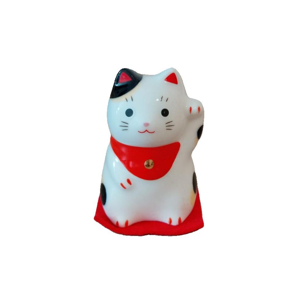 Gatto giapponese, Maneki Neko, letteralmente "gatto che chiama" ,tipico  porta fortuna, spesso utilizzato anche nelle attività commerciali per attirare clienti, fortuna e denaro, in base alla zampa che tiene alzata. Piccolo gattino della fortuna calico, tricolore bianco nero e rosso, che siede sopra ad un tappetino rosso, con un bavaglino al collo di colore sempre rosso con una campanellina color oro.