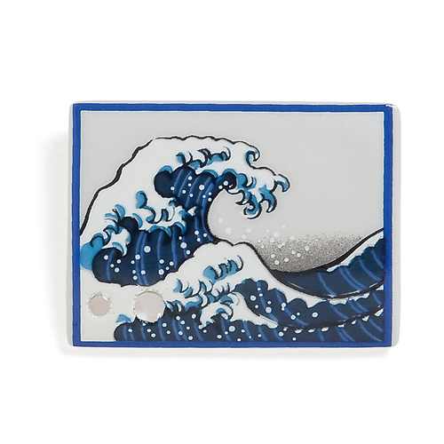 Porta incenso in porcellana con onda di Hokusai, famosa stampa della grande onda. Bello ed elegante da utilizzare con uno dei nostri profumatissimi incensi. Utilizzare con l'incenso in bastoncino. Accendi la punta dell'incenso in stick e accendi delicatamente la fiamma, quindi inserisci l'incenso nel supporto. Posiziona il supporto su un vassoio in materiale resistente al calore per raccogliere la cenere.