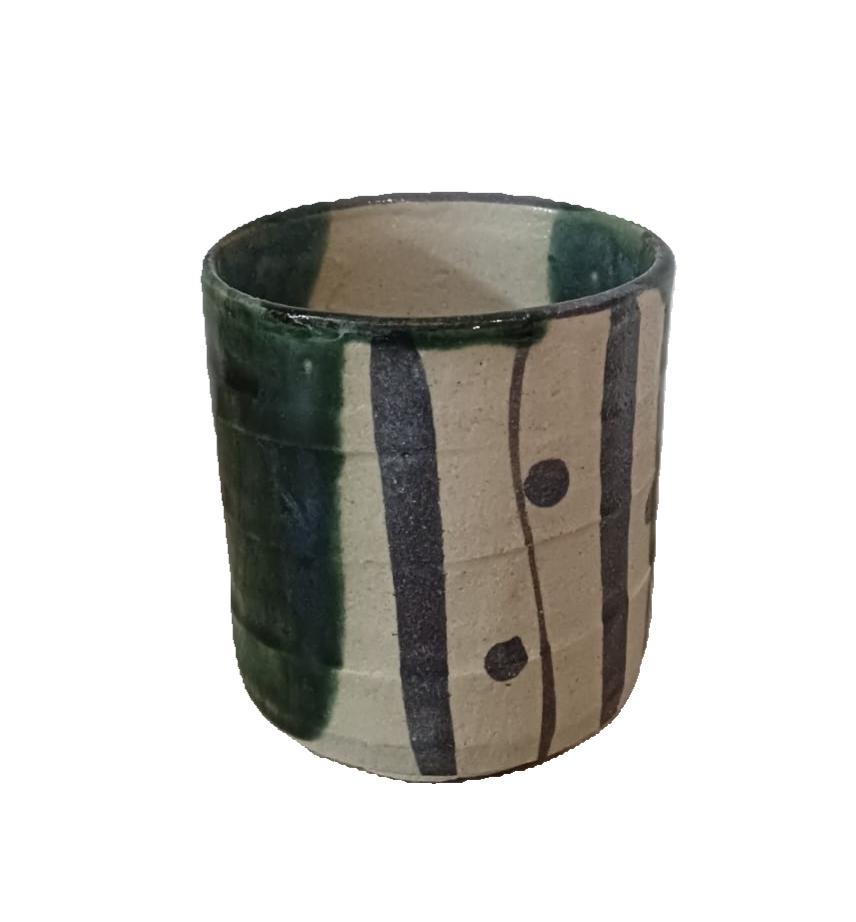 Elegante tazza in ceramica di colore verde con motivi beige e grigi.